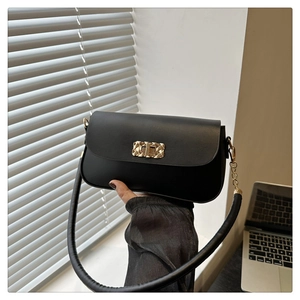 Détail du sac sous l'aisselle en cuir PU noir avec boucle dorée et bandoulière en chaîne