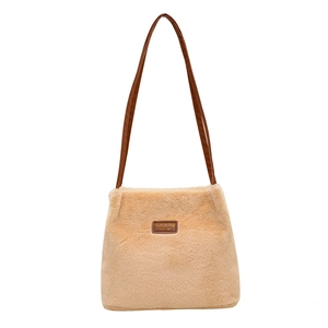 Sac cabas en peluche beige à la mode avec lanières en cuir marron et étiquette vintage