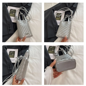 Vues macro d'un sac seau tressé argenté montrant la texture et la base en cuir ovale