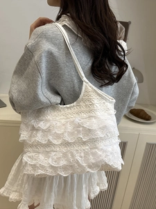 Elegante weiße Spitzentasche mit gestuften Rüschen und dünnem Schultergurt für Damen