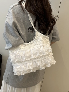 Elegante weiße Tragetasche mit Spitzenlagen und Vintage-Rüschen für Damen mit Schultergurt