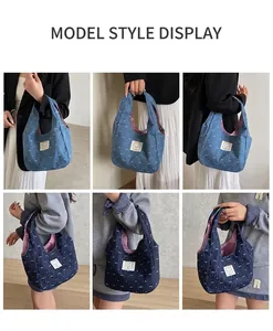 Detailaufnahmen von Denim-Einkaufstaschen mit weißen Schleifenmustern und Bären-Stickereien
