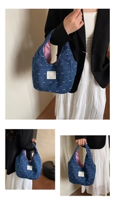 Detail der Jeans-Tragetasche mit Herz-Schleifen-Prints und süßem Bären-Patch und Futter