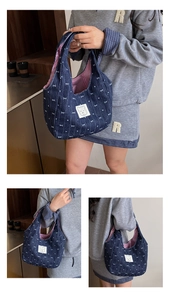 Detailansicht der Denim-Tasche mit süßem Bären-Patch und Herz-Schleifen-Mustern