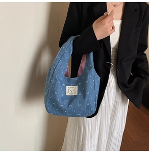Detail der Jeans-Tasche mit Bären-Patch, Herzmustern und gestreiftem Innenfutter