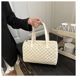 Détail du sac Boston avec imprimé monogramme lettre M et doubles poignées couleur crème