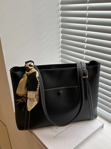 Borsa a Tracolla Retro in Pelle PU da Donna Minimalista Urbana Borsa Tote a Spalla Con Decorazione Sciarpa in Raso Cuciture a Contrasto