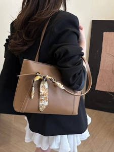 Borsa a tracolla vintage in pelle caramello con cuciture a contrasto e foulard decorativo