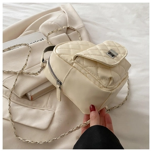 Détail du mini sac à dos matelassé beige crème avec bandoulière chaîne et fermoir doré