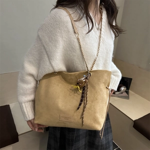 Sac cabas chic en daim moutarde avec bandoulière chaîne et porte-clés ours