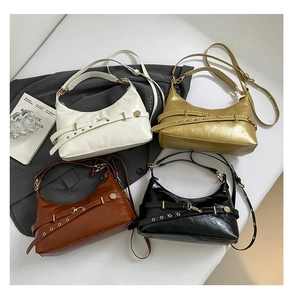 Détail de quatre sacs en cuir brillant blanc, doré, marron et noir avec boucles en métal