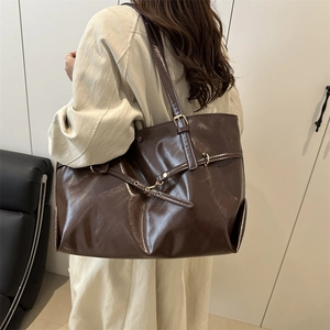 Retro brown large capacity tote bag in glossy oil wax leather for daily fashion use
