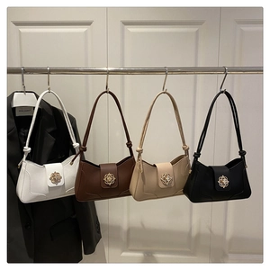 Vue détaillée de quatre sacs à bandoulière en cuir en blanc, marron, beige et noir
