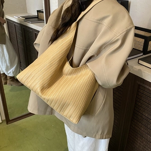Handwoven straw tote bag with V-pattern texture and large capacity for daily commute