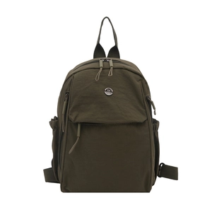 Mini sac à dos en nylon vert olive avec logo M Fashion en métal sur un fond blanc pur