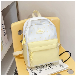 Détail du sac à dos scolaire bicolore blanc et jaune avec motif étoiles et logo nuage