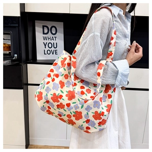 Détail du sac cabas en toile à fleurs avec motifs rouges et violets pour femmes