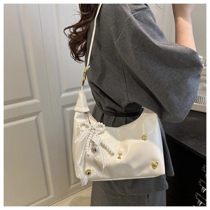 Détail sac bandoulière blanc en cuir PU avec nœud en perles et breloques dorées
