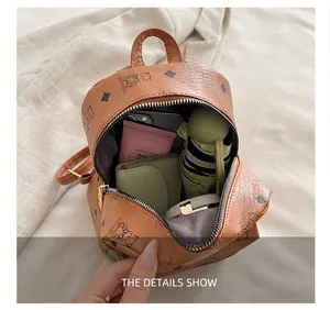 Innenansicht des Mini-Bären-Rucksacks mit Platz für Handy und Regenschirm