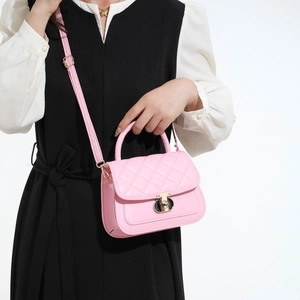 Roze gewatteerde crossbodytas met gouden draaislot en handvat voor damesmode