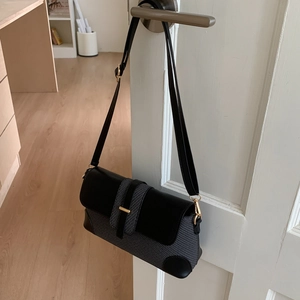 Sac baguette vintage en tissu tissé gris avec des détails en cuir noir chic