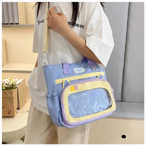 Détail du design oreilles de chat et fenêtre PVC sur le sac en toile violette