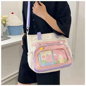 Détail du sac à main en toile avec fenêtre transparente et inserts d'animaux mignons