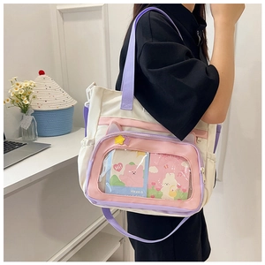 Détail du grand sac cabas avec fenêtre transparente et cartes de décoration d'ours mignon