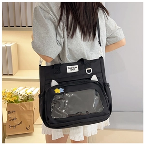 Détail du sac ita noir avec oreilles de chat, fenêtre et bandoulière réglable
