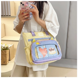 Détail du sac d'école en toile jaune avec fenêtre transparente et bandoulières violettes