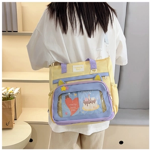 Détail du sac en toile contrastée jaune et violet avec fenêtre PVC pour badges et cartes