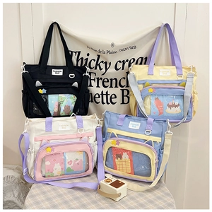 Détail du sac itabag en toile avec fenêtre transparente et cartes d'animaux mignons
