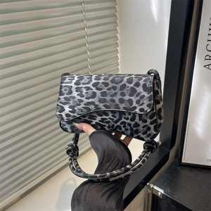 Borsa sottobraccio leopardata grigia con patta a onde e dettaglio manico a nodo