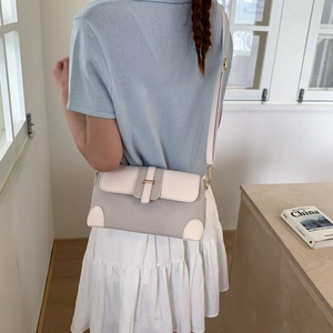 Sac à bandoulière chic beige et gris en patchwork avec texture tissée et boucles