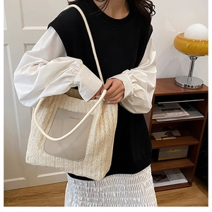 Détail d'un sac cabas tissé avec poche en similicuir gris et poignée en corde