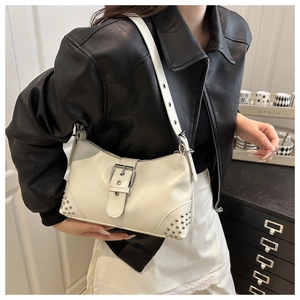 Vue détaillée du sac à bandoulière blanc crème avec rivets et sangle à boucle métallique