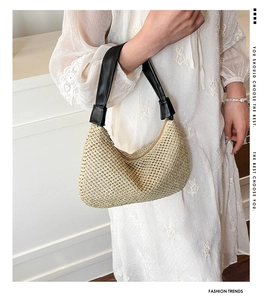 Detail der handgewebten Stroh-Tasche mit hochwertigem schwarzem Leder-Schultergurt