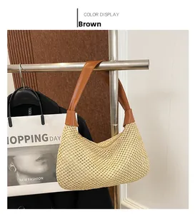 Detailaufnahme der Bohème-Stroh-Hobotasche in Braun mit hochwertigem Leder-Schultergurt