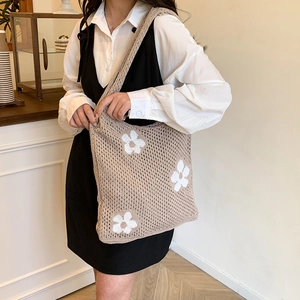 Sac fourre-tout en maille beige avec grands motifs floraux blancs pour le quotidien