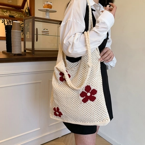 Sac cabas rétro en tricot pour femmes avec motifs floraux rouges et texture au crochet crème