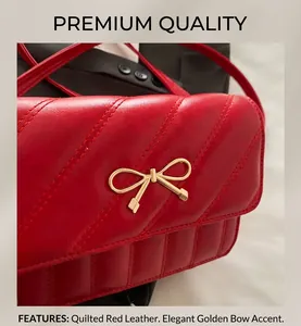 Gros plan d'un sac bandoulière rouge matelassé avec une boucle dorée en forme de nœud