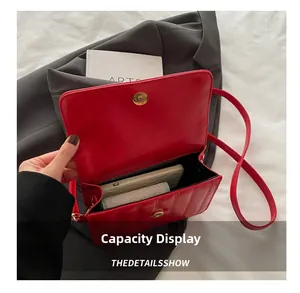 Vue intérieure du sac bandoulière rouge matelassé montrant l'espace pour téléphone