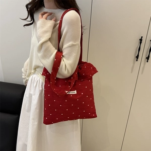 Sac fourre-tout rouge en mousseline à volants avec pois blancs et style cottagecore