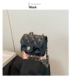 Détail d'un mini sac matelassé noir avec boucle fleur dorée et bandoulière chaîne