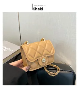Détail du mini sac matelassé kaki avec chaîne dorée et fermoir en métal camélia