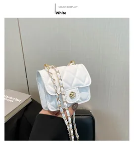 Détail du mini sac blanc matelassé avec fermoir fleur dorée et bandoulière chaîne