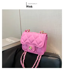 Détail du mini sac matelassé rose avec fermoir rose dorée et bandoulière en chaîne