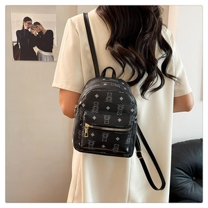 Detail eines schwarzen Mini-Rucksacks aus Kunstleder mit Bärenmuster und Rautenstruktur