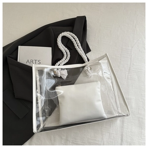 Detailansicht von oben der transparenten PVC-Tasche mit weißem Lederbesatz und Beutel