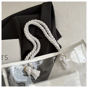 Detail der transparenten PVC-Tasche mit Baumwollseil-Griffen und weißer Innentasche aus Leder